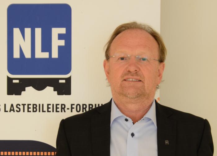 NLFs regionleder i Agder og Rogaland, Reidar Retterholt, jobber med de siste detaljene til medlemsmøte på Stoa, under Arendalsuka. Foto: NLF