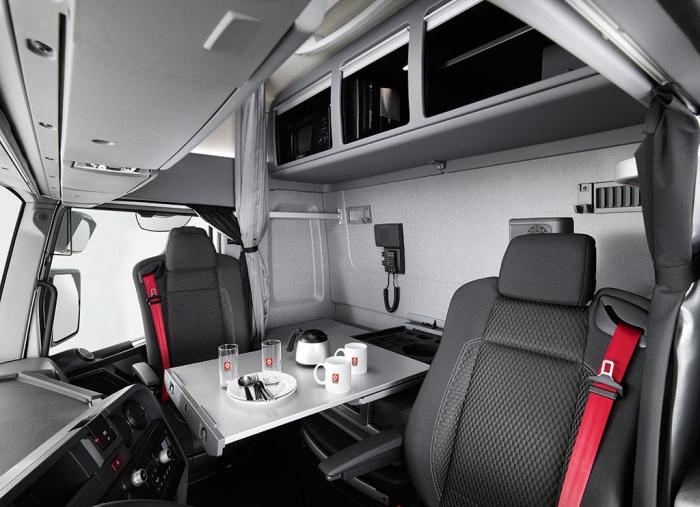 Interiøret har mange gode løsninger som svingbar passasjerstol og bord med god plass. Hytten i den største Renault T har også helt flatt gulv. Foto: Renault Trucks