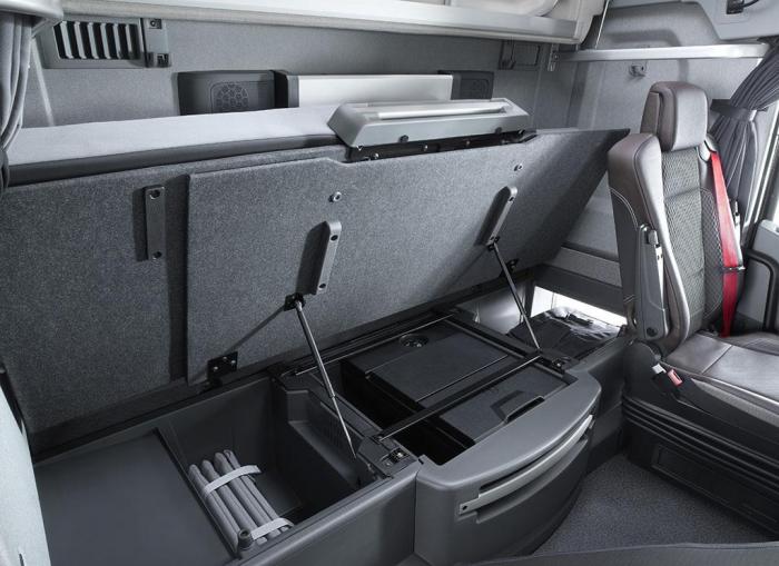 Det er et stort rom under køya hvor skapet på venstre side er tilgjengelig både fra inn- og utsiden. Foto: Renault Trucks