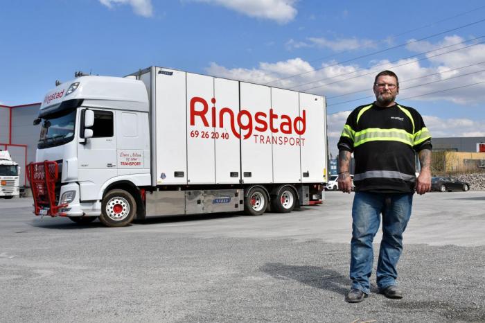Bjørge Strålsund kjører for Ringstad Transport gjennom NLF-bedriften Einar Nilsen og Sønn Transport AS. Han stortrives med å utføre oppdrag for transportsentralen. Foto: Stein Inge Stølen