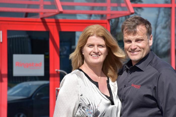 Ekteparet Ingrid og Terje Ringstad har funnet en god balanse mellom yrkeslivet og det private. Samtidig er Ringstad Transport på mange måter en stor familie. Foto: Stein Inge Stølen