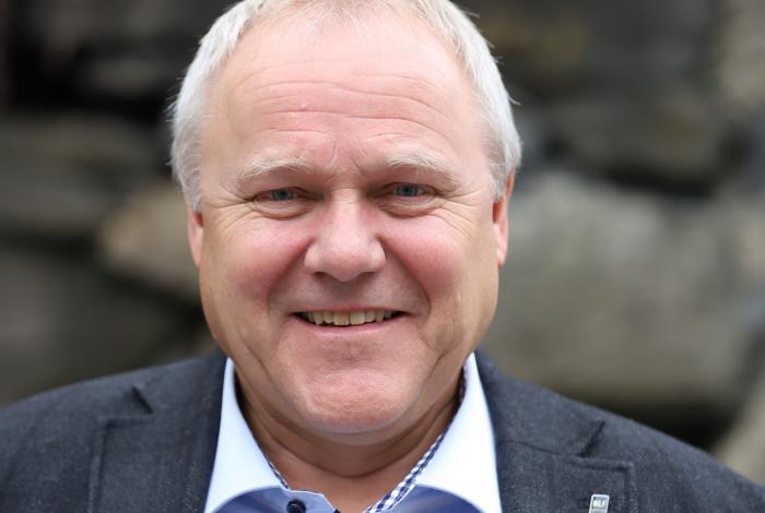 - Her koker det på telefonen, sier regionssjef Roar Melum i Norges Lastebileier-Forbund. Foto: André Kjernsli