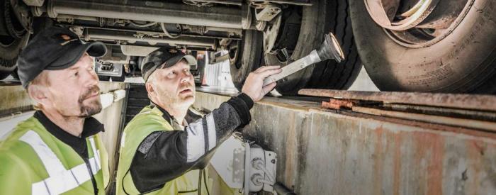 BREMSETRØBBEL: Roger Gulvik og Øyvind Grotterød opplever bremsefeil på vogntog hver eneste dag. Foto: Statens vegvesen