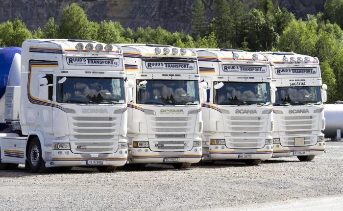 De karakteristiske bilene til Ruuds Transport på Sagstua er lette å kjenne igjen. Foto: Jan Harry Svendsen