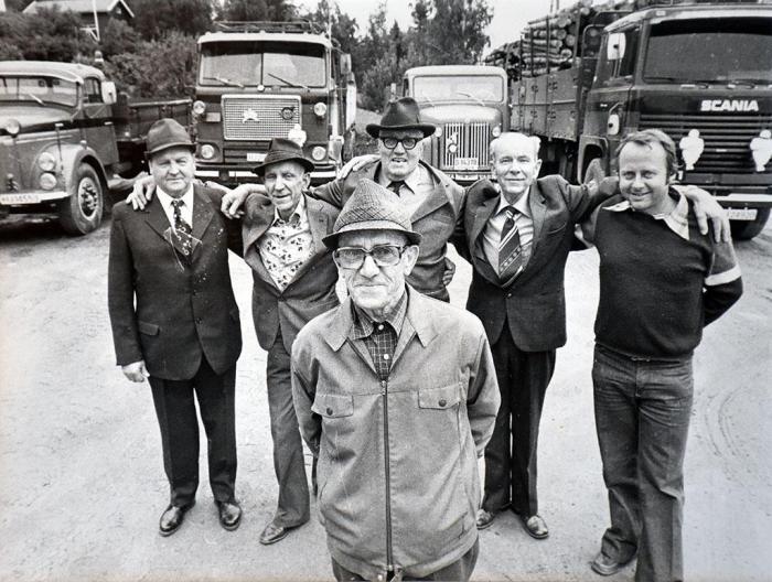 Ruuds Transport har sitt utspring i bedriften Viggo Pedersen Transport, som ble opprettet i 1936. Her ser vi Pedersen selv i forgrunnen på et bilde fra 70-tallet. Foto: Ruuds Transport