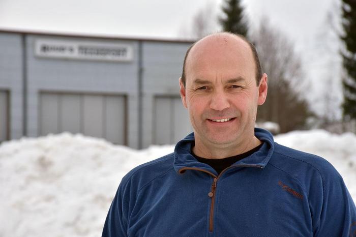 Knut Henning Ruud er daglig leder i Ruuds Transport. Han angrer ikke på at han satset på lærlingene Håvard Knauserud og Fredrik Fosshaug. Foto: Stein Inge Stølen