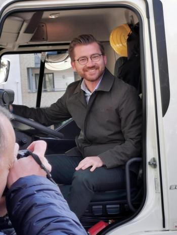 – I vårt langstrakte land har vi mye næringstransport på veg, det er derfor bra og nødvendig at bransjen finner sammen for å utvikle lav- og nullutslippsløsninger raskere, sa klima- og miljøminister Sveinung Rotevatn da han lanserte Grønt landtransportprogram. Foto: Jan-Terje Mentzoni