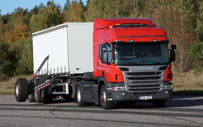 Takket være støttehjul på sidene kan sjåførene oppleve en ekte velt uten å ødelegge både bil og sjåfør. Foto: Bernt Josephson / Scania