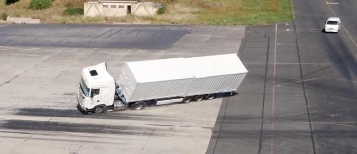 Hvis motorvegrampen kommer litt brått på, kan utfallet bli katastrofalt. Foto: Skjermdump, Scanias YouTube-kanal