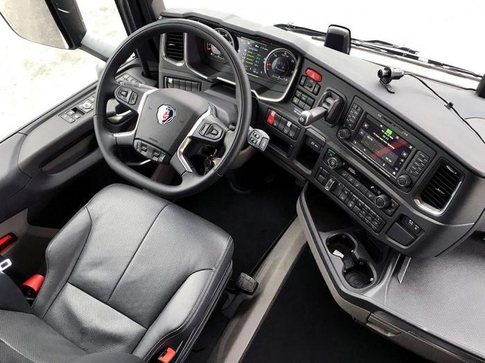 Solide materialer og høy opplevd følelse av kvalitet gir bilen særpreg. Samtidig er førermiljøet funksjonelt og instrumentene er lettleste. Foto: Jan Harry Svendsen