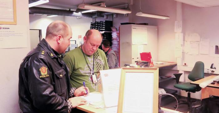 Politibetjent Ronny Øvergaard og distriktssjef Bjørn Rønning i Norsk Scania AS avd. Hamar. Foto: Guttorm Tysnes