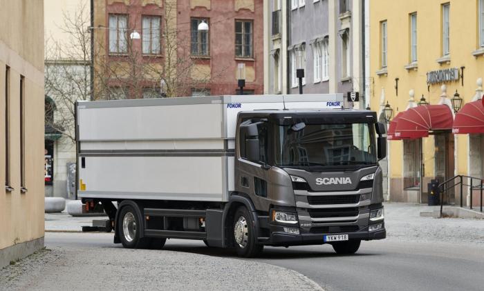 Denne P-serien er utstyrt med City Safe Window i høyre dør. Det ekstra vinduet gir direkte sikt mot et område på skrå foran sjåføren som det vanligvis er vanskelig å se. Foto: Scania