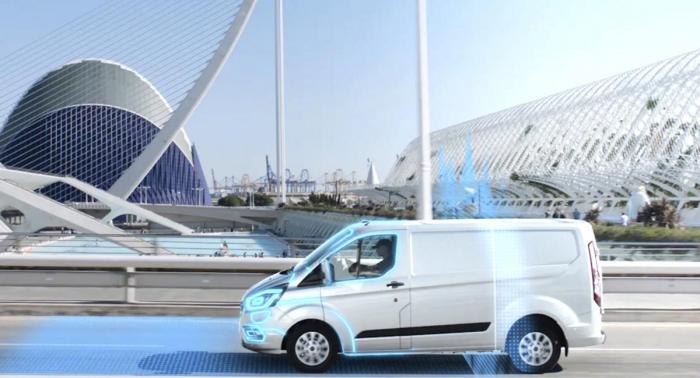 SMART HYBRID: Nå kommer nye Ford Transit Custom ladbar hybrid med såkalt geofencing-teknologi som automatisk bytter om til utslippsfri elektrisk fremdrift når varebilen for eksempel kjører inn i storbyer med lavutslippssoner. Foto: Ford