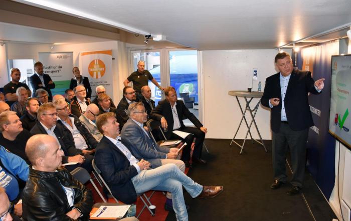 NLF-direktør Geir A. Mo gjør det klinkende klart hvorfor en trenger Fair Transport. I publikum sitter lydhøre transportkjøpere. Foto: Stein Inge Stølen