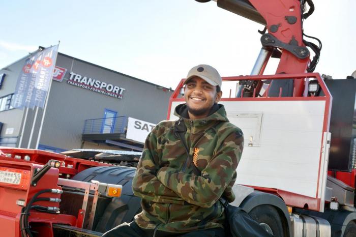 Shibab Mohamed (17) er sikker på en ting: Han vil drive med bil, store eller små. Foto: Lars Thorvaldsen