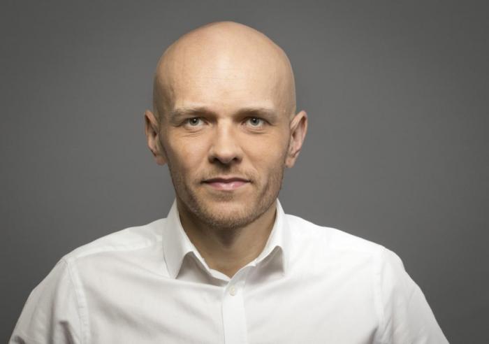 Markeds- og kommunikasjonsdirektør Simonas Bartkus i Girteka Logistics forsvarer selskapets trallebyttepraksis, til tross for å ha mottatt 15 anmeldelser siden nyttår 2020. Foto: Privat