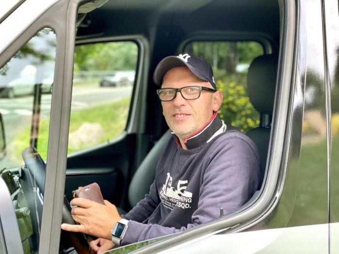 Sjåfør Morten Carho Martinsen stortrives bak rattet på den splitter nye Sprinter-semien. Foto: Stein Inge Stølen