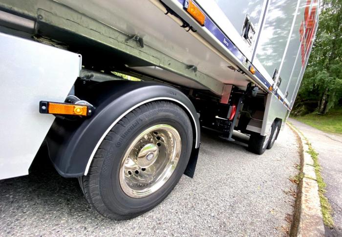 Det blir spennende å høre hvilke erfaringer Skoglund Transport gjør seg med denne bilen på vinterføre. Det er slett ikke sikkert at det er så ille, gitt at man laster riktig over bakakselen. Foto: Stein Inge Stølen