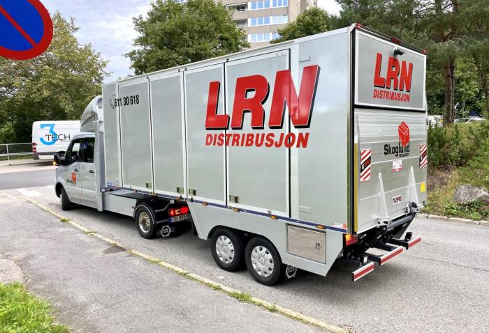 Med 6,3 meters lasterom og både bakløfter og sideåpning kan man laste både langt og tungt fra flere kanter. Foto: Stein Inge Stølen