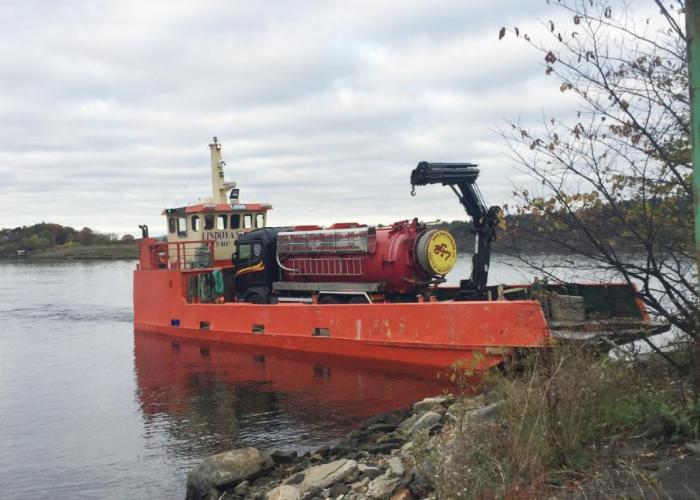 Når hytteboere på øyene i Oslofjorden sliter med tette kummer, kommer Bærum Septik & Transportforretning til unnsetning. Foto: Privat