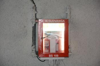 Ved å åpne skapet og løfte ut branslokningsapparatet sier du fra om hvor du er. Dette gjelder i alle tuneller på riks- og fylkesveinettet. Foto: Tore Bendiksen/NLF