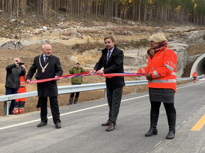 Høytidelig snorklipping med ordfører Rune Berg, statssekretær Allan Ellingsen og regionvegsjef Turid Stubø. Foto: Frank Lauritz Jensen