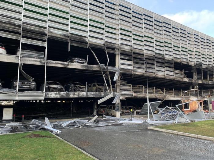 ØKT ANSVAR: Bilbrannen i garasjeanlegget på Stavanger lufthavn på Sola er én av de største brannene i Norge etter krigen. Forsikringsselskapet til bilen som begynte å brenne, hadde bilansvar oppad begrenset til 10 millioner kroner i erstatning. Med de nye reglene ville selskapet trolig måtte erstatte 100 millioner kroner av skaden. Foto: If
