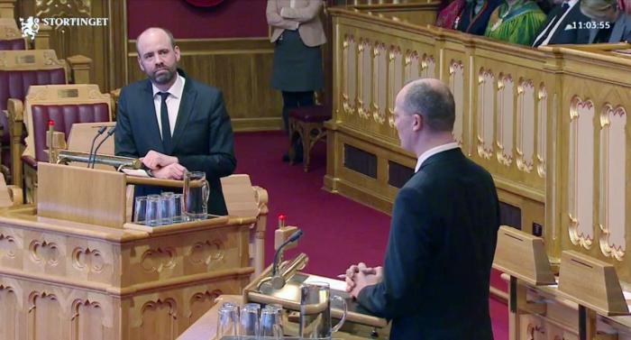 Arild Grande (AP) stilte også spørsmål ved kontroll av lønns- og arbeidsvilkår ved utenlandske sjåfører. Foto: Skjermdump, Stortingets nett-TV