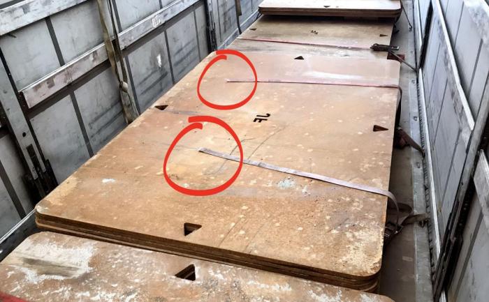 Her har begge stroppene som holdt stålplaten røket og lasten ligger usikret på planet. Foto: Statens vegvesen