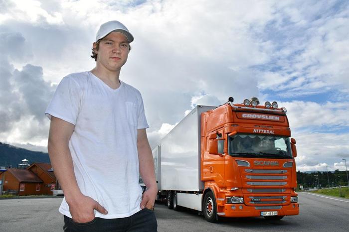 Sjåføryrket er mer enn en jobb for Stian, som også har lastebil som hobby. Foto: Stein Inge Stølen