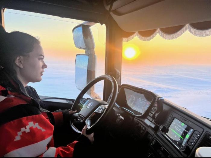 TRIVES: Stina trives bak rattet og angrer ikke på yrkesvalget. Foto: Privat