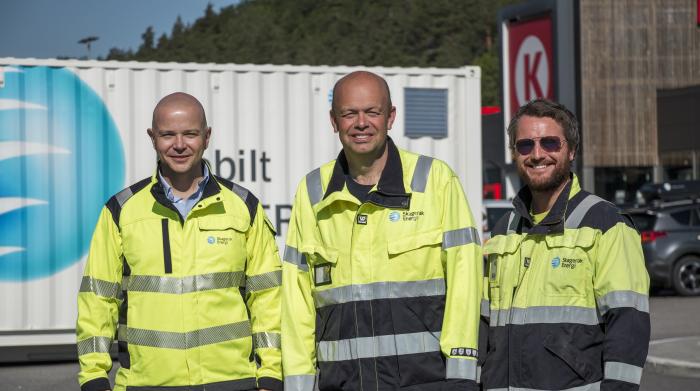 OVER TIL BYGGHERRENE: – Nå som tilgangen på fornybar energi blir bedre, er det opp til byggherrene, særlig de offentlige, å gripe sjansen som ligger der, sier Kenneth Andersen (t.v.). Her sammen med to kolleger i Skagerak Energi, Oddvar Arnø og Håvard Hadland. Foto: Skagerak Energi
