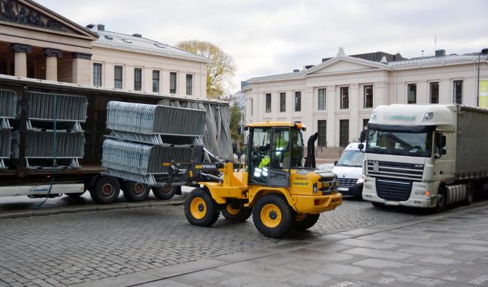 Her lempes gjerdene ut av traileren på ett av flere litauiske vogntog i 2017. Foto: Knut Gravråk