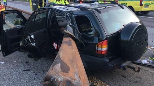 STYGG ULYKKE: En 6 meter lang rekkverkslengde penetrerte personbilen. Foto: Politiet