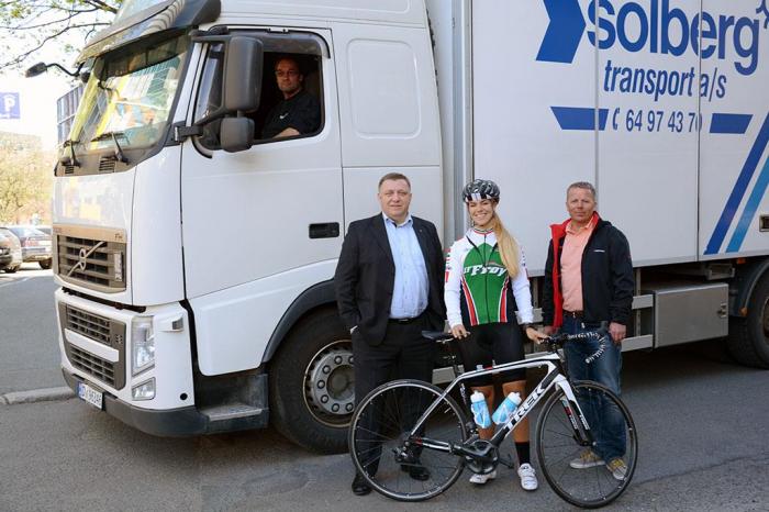 Rittleder Morten Mørk (til høyre) setter stor pris på hensynsfulle lastebilsjåfører. Her avbildet sammen med NLF-direktør Geir A. Mo og syklist Thea Degvold i forkant av fjorårets ritt. Foto: Tore Bendiksen