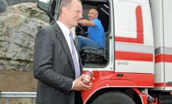 SØT TAKK: Ketil Solvik-Olsen fikk et syltetøyglass av Morten Listou.