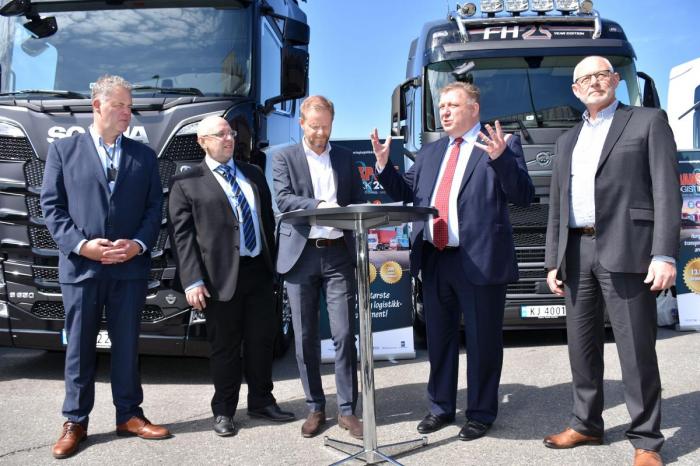 Jo Eirik Frøise, prosjektleder for konferansen Transport & Logistikk 2019, direktør Arnt-Einar Litsheim, Norske Havner, Trond Andersen, prosjektleder messe, Norges Varemesse, Are Kjensli, administrerende direktør i NHO Logistikk & Transport, Geir A. Mo, administrerende direktør i Norges Lastebileier-Forbund og styreleder Hans Otto Vestli, Påbyggergruppen i Norsk Industri. Foto: Stein Inge Stølen