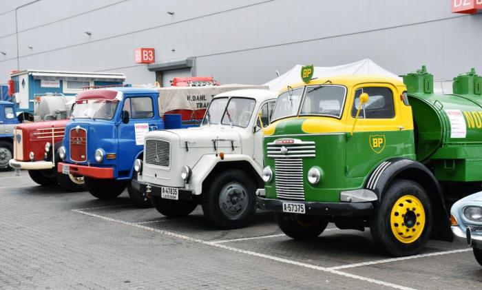 Fargerik veteranlastebilutstilling ved uteområdet. Foto: Stein Inge Stølen