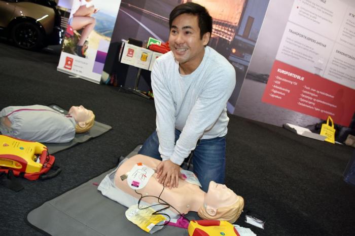 Bao Vu fra Vertikal Helseassistanse AS ga opplæring i livreddende arbeid på NLF og Ifs stand. Foto: Stein Inge Stølen