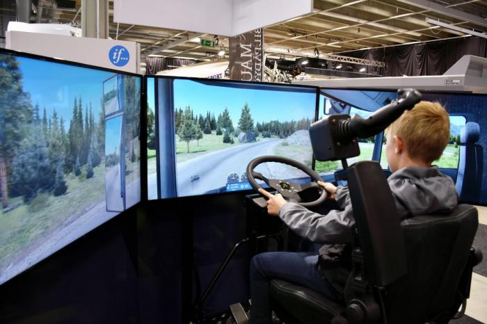 Messen har utallige simulatorer plassert rundt omkring. Her fra If og NLFs stand. Foto: Stein Inge Stølen