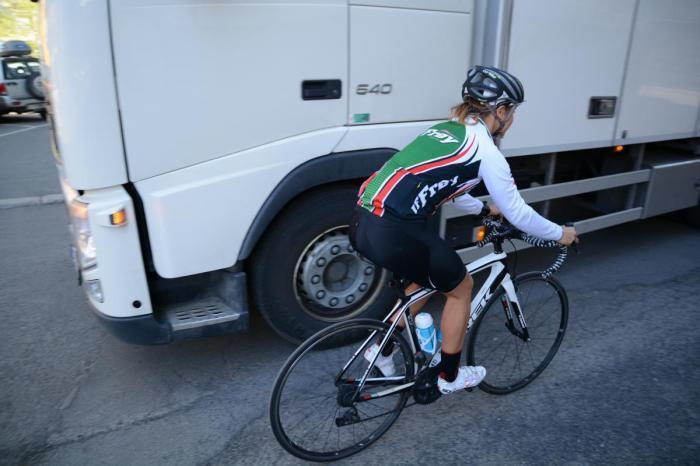 Kjør forsiktig: Store lastebiler skyver mye luft foran seg. Det kan skape utfordringer for slitne syklister med 543 kilometer på agendaen. Foto: Styrkeprøven