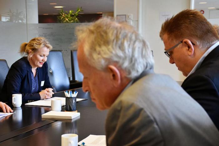 Forhandlingsleder Linda Jæger i YTF la frem den økonomiske delen av arbeidstakersidens tariffkrav. Foto: Stein Inge Stølen