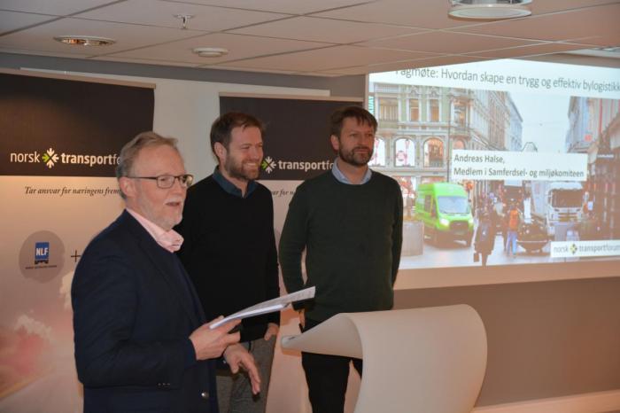 NLFs Jan-Terje Mentzoni styrte møtet med stødig hånd. Her holder han styr på møtets politiske alibi. Fra venstre: Andreas Halse (Ap) og Eirik Lae Solberg (H).