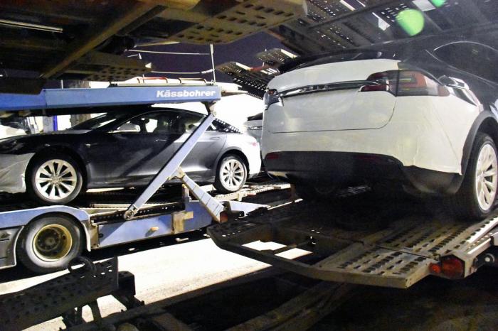 Du må kjøre en stund med Teslaen for å nulle ut miljøregnskapet etter å ha bli fraktet med disse lastebilene. Foto: Stein Inge Stølen