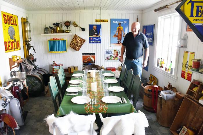 Velten dekker gjerne på til middag i uthuset når anledningen byr seg. Da spiser man i særdeles nostalgiske omgivelser. Foto: Stein Inge Stølen