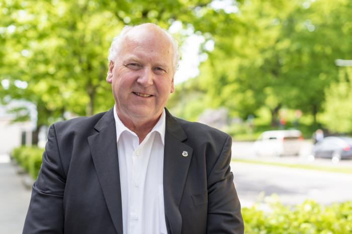 KJØR FORSVARLIG: – Myndighetene gjør nå sin del av jobben med å sikre god framkommelighet, så nå må vi også puste med magen og ta det med ro, sier forbundsleder i NLF, Tore Velten. Foto: NLF