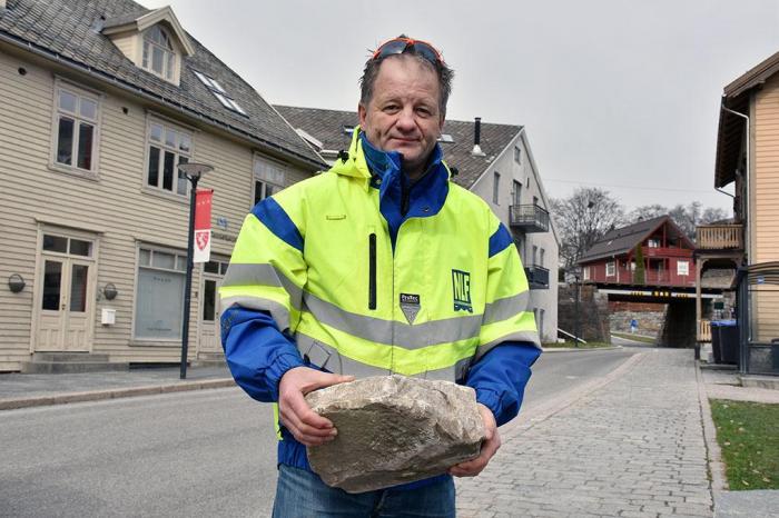Hadde Torgils Rognes lastebil vært noen mikrosekunder senere ute, kunne det ha gått liv da den 24 kilo tunge steinen traff lastebilen i 2015. Foto: Stein Inge Stølen