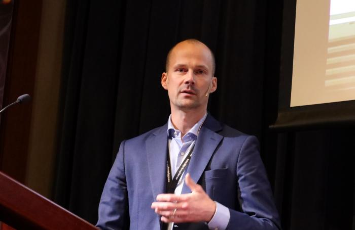 MÅ SATSE PÅ INFRASTRUKTUR: – Gitt de svært ambisiøse CO2-målene, vil det derfor nå være opp til markedet og EU-landene å være like ambisiøse for å sikre tilstrekkelig infrastruktur for å distribuere alternativt drivstoff samt et tilstrekkelig energinett i Europa, sier sier leder for NLA, Torsten Laksafoss Holbek. Foto: Elisabeth Nodland