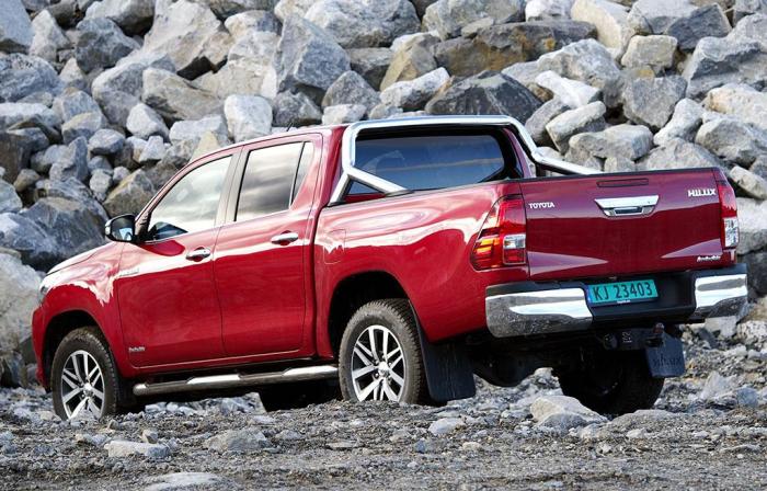 Mye krom på toppmodellen av Toyota Hilux. En Heavy Duty versjon finnes også – da kan den trekke opp mot 3,5 tonn. Standardversjonen klarer 3,2 tonn. Foto: Jan Harry Svendsen