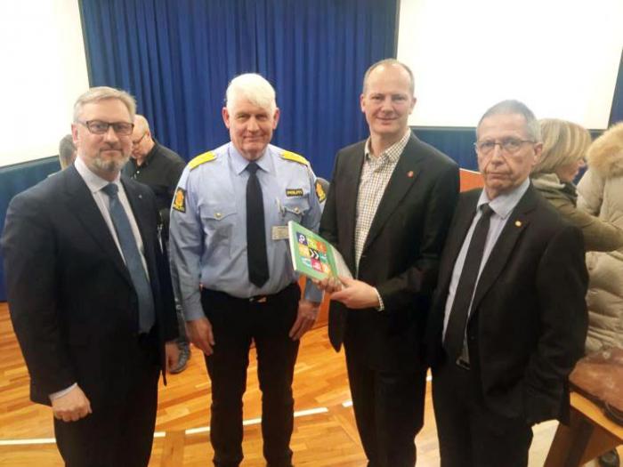 Trafikksikkerhetsplanen ble overlevert samferdselsminister Ketil Solvik-Olsen. Her sammen med Jan Johansen, Trygg Trafikk, Runar Karlsen, Utrykningspolitiet, og vegdirektør Terje Moe Gustavsen. Foto: Kjell Bjørn Vinje / Statens vegvesen